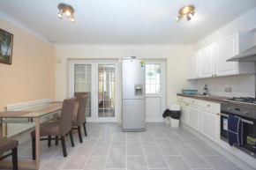 London Luxury 5 Bedroom House 2 min walk to the Tube Station